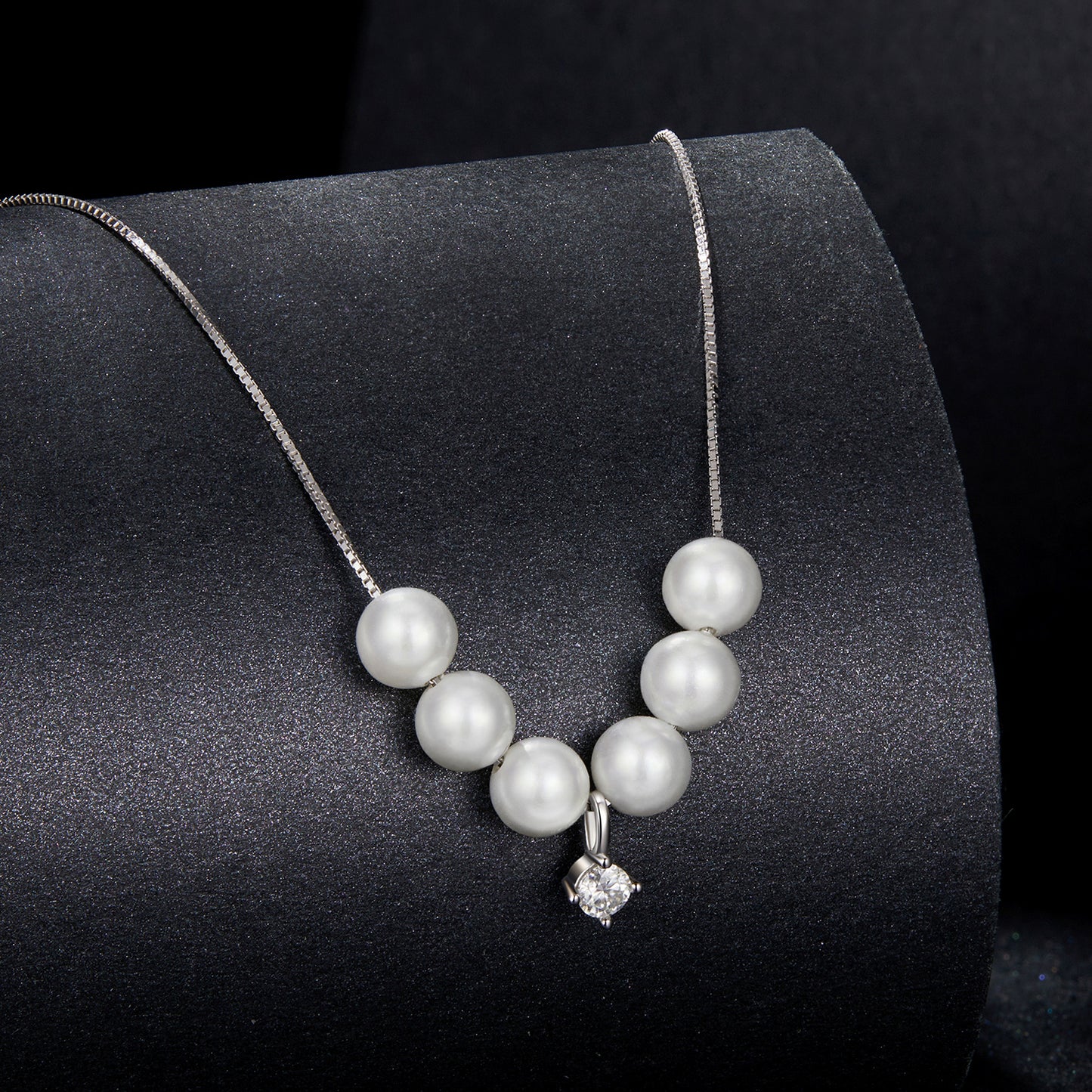 Dynamic Pearl Moissanite Collarbone Necklace