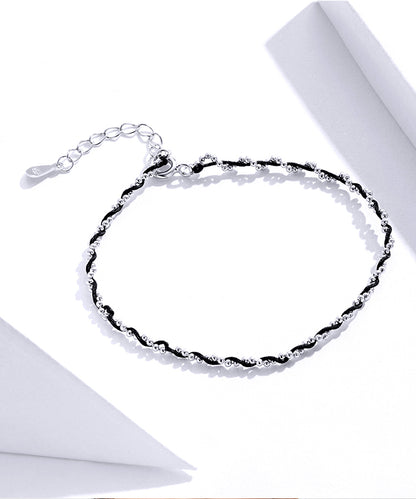 Compact Red String Bracelet