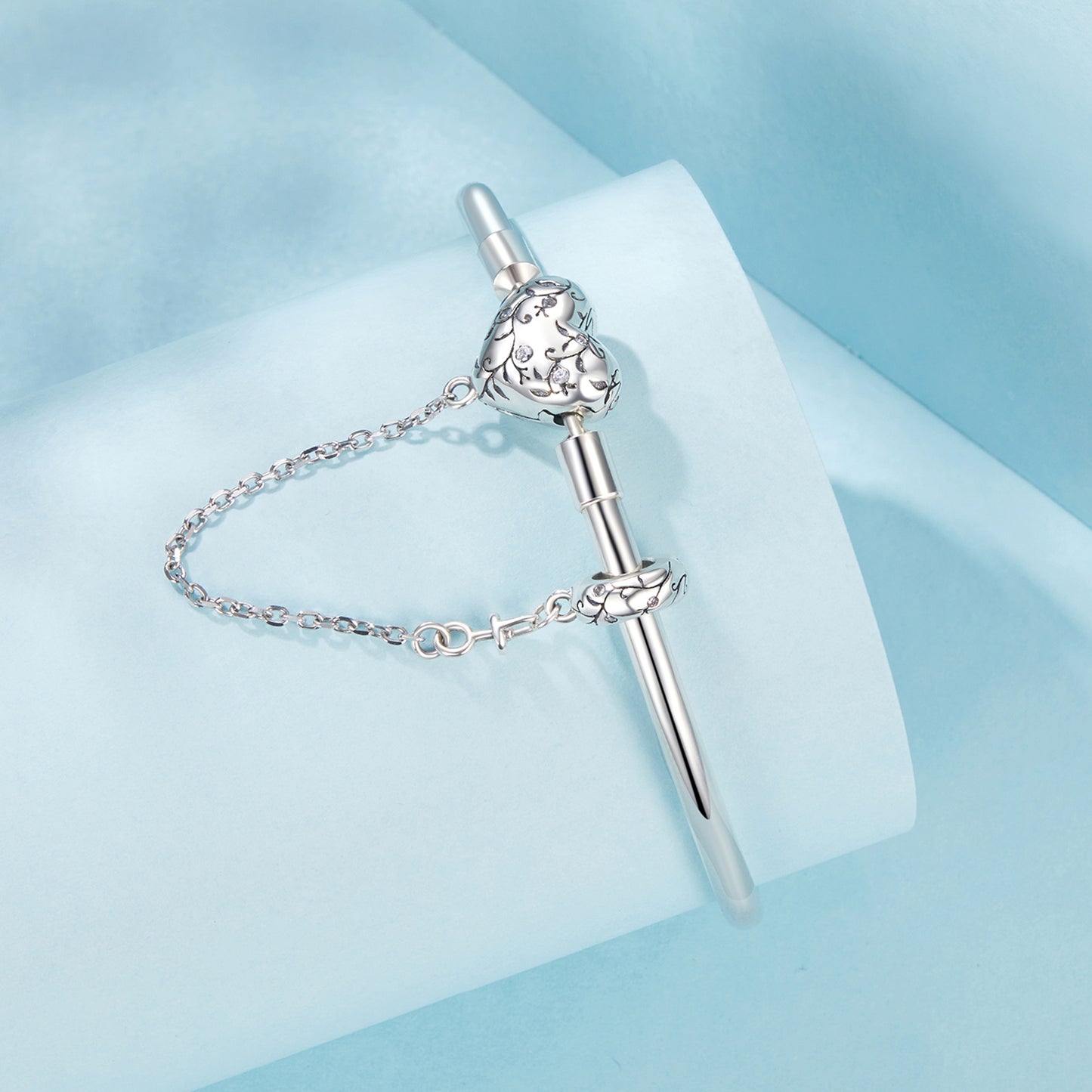 Vintage Heart Pattern Bangle